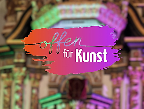 Schriftzug `Offen für Kunst ` vor Kanzel der Schloßkirche
