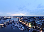 Abendblick auf den Hamburger Hafen mit beleuchteter Uferpromenade und festlich geschmückten Schiffen
