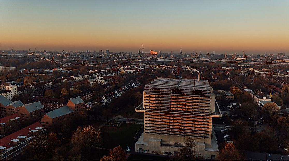 Ausblick von der Dachterrasse des Energiebunkers in Wilhelmsburg über die Stadtlandschaft bei Sonnenuntergang