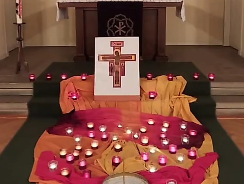 Tücher mit Teelichtern vor Altar Kirchsaal Hagen