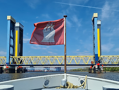 Unterquerung aller Elbbrücken im Stadtgebiet, hier: Kattwykbrücken