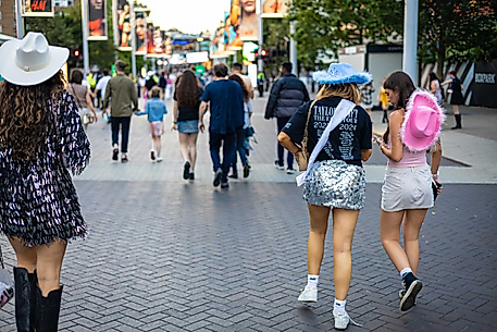 Swifties auf dem Weg zum Konzert