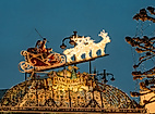 Fliegender Weihnachtsmann aus dem historischen Weihnachtsmarkt Hamburg
