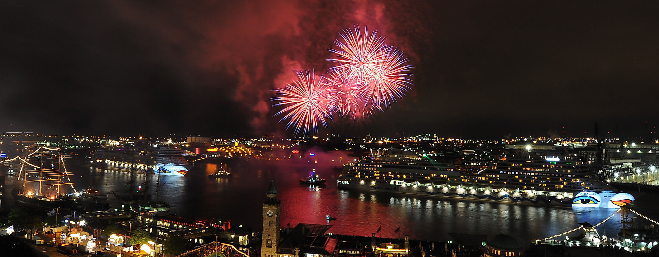 AIDA Feuerwerk Hafengeburtstag