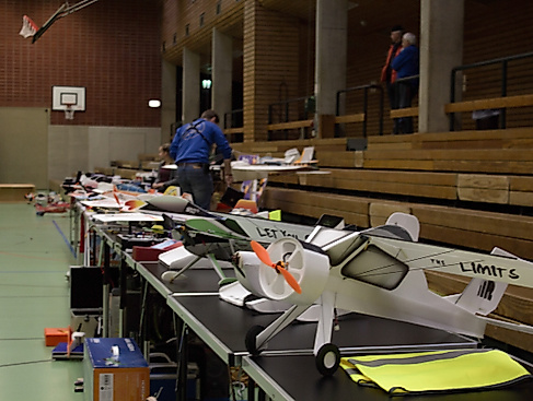 Indoor-Flugtag mit Modellschiff-Ausstellung