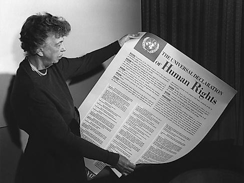 Eleanor Roosevelt, Vorsitzende der UN-Menschenrechtskommission, hält ein Poster der Erklärung der allgemeinen Menschenrechtsklärung im November 1949