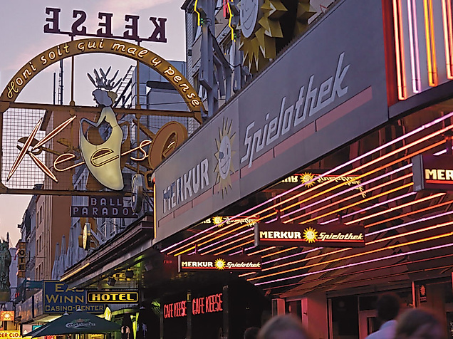 Beleuchtete Abendstimmung auf der Reeperbahn in Hamburg mit dem Eingang zur Großen Freiheit und Theaterfassade