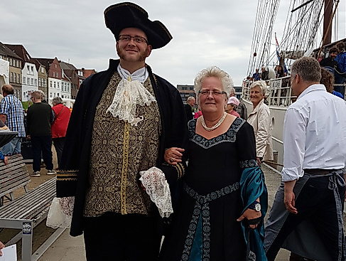 Historische Kostüme am Hafen