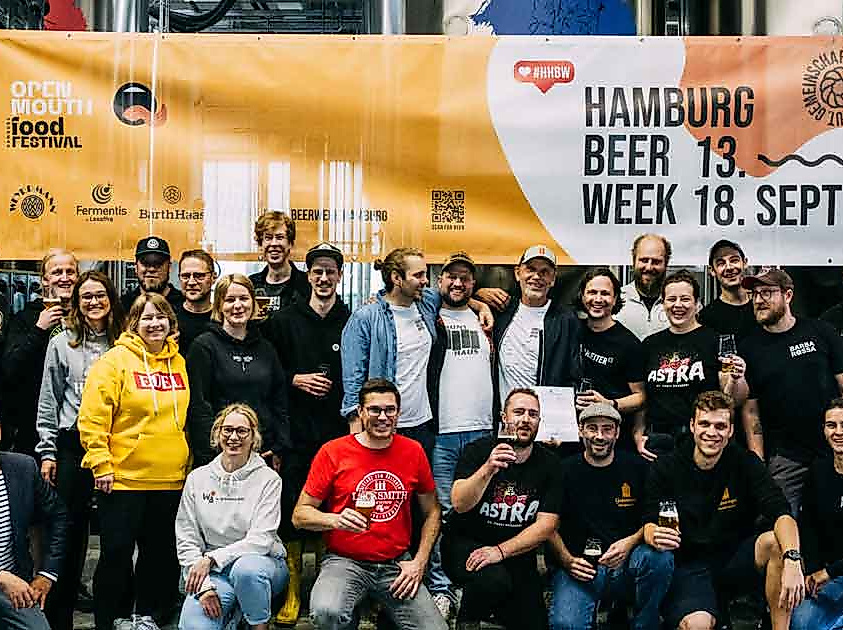 Gruppenfoto von Brauer:innen und Veranstalter:innen vor Banner der Hamburg Beer Week