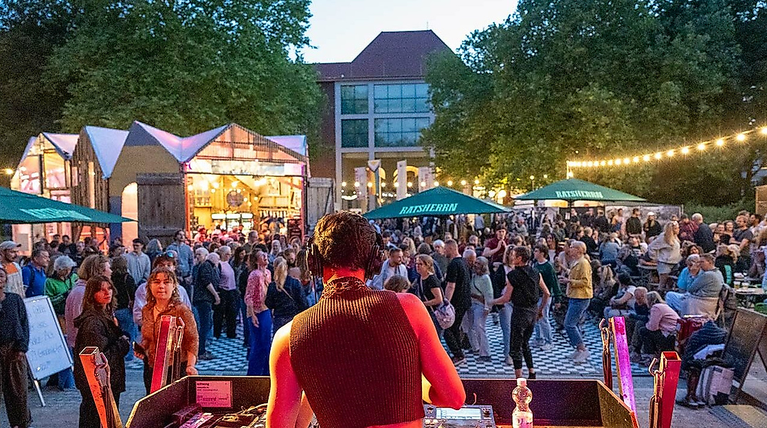 altonale-Gäste auf dem Festivalzentrum