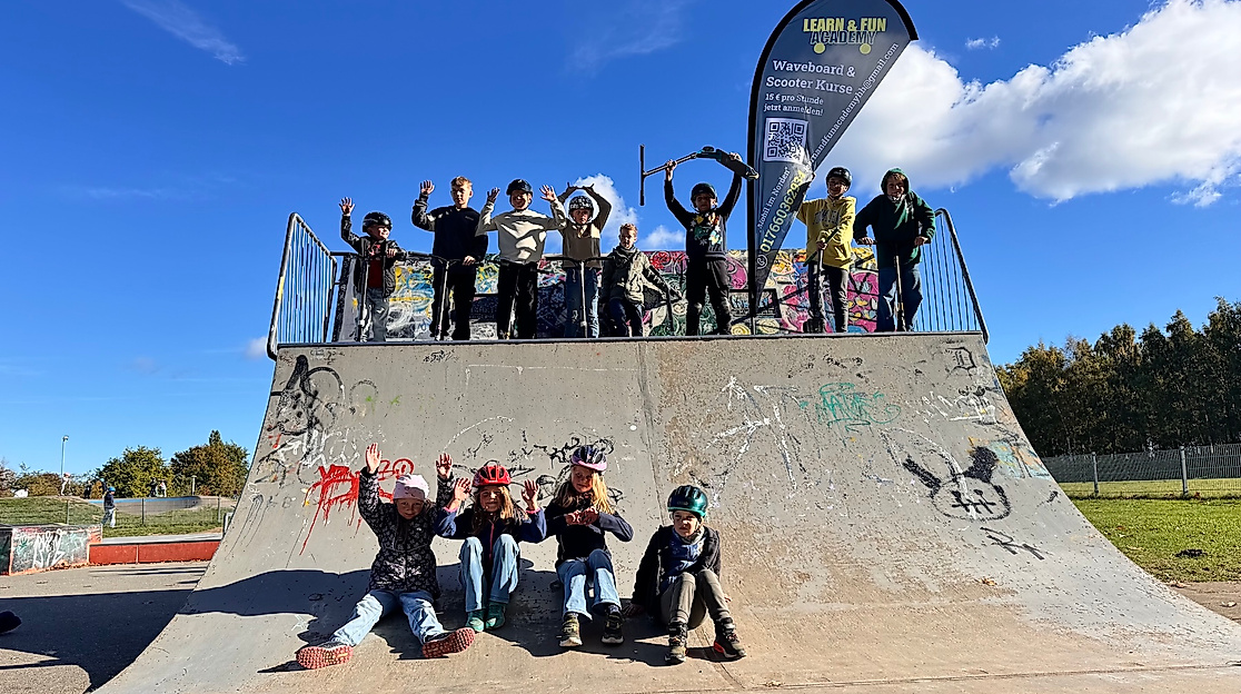 Waveboard- und Scooterkurs der Learn and Fun Academy am Skatepark mit Kindern und Jugendlichen.