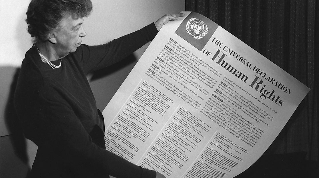 Eleanor Roosevelt, Vorsitzende der UN-Menschenrechtskommission, hält ein Poster der Erklärung der allgemeinen Menschenrechtsklärung im November 1949