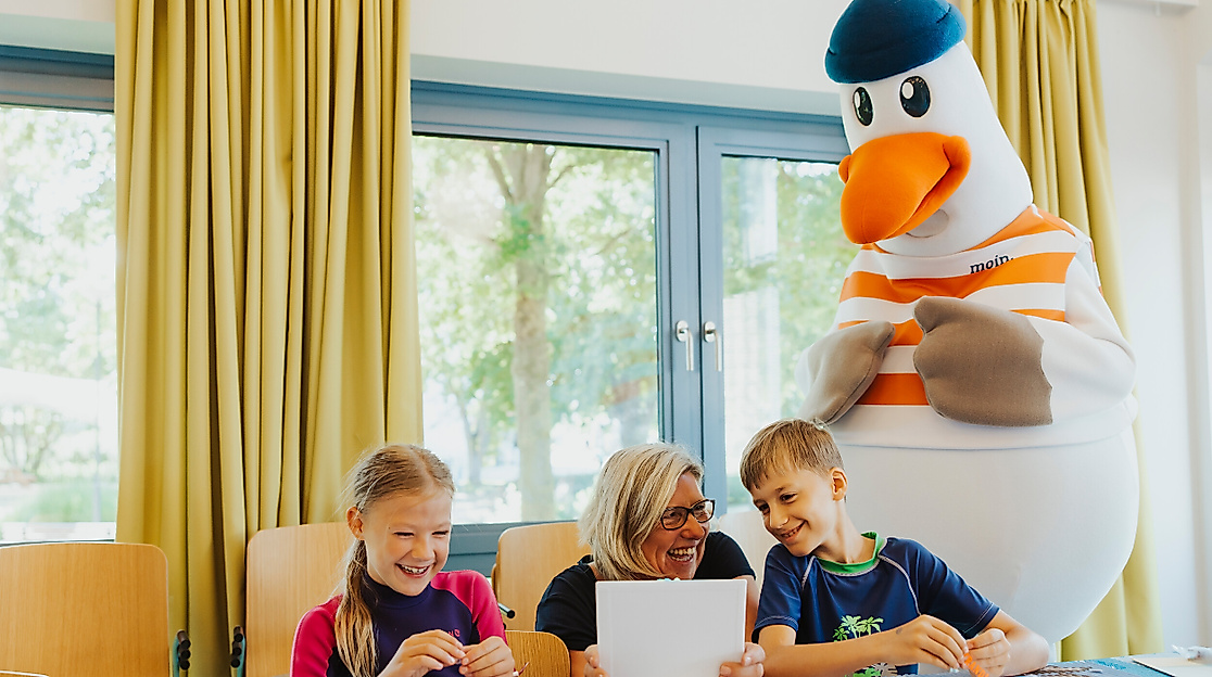 Mads Möwe Club Pelzerhaken 2025 Mads schaut beim basteln zu © TALB Christian Schaffrath