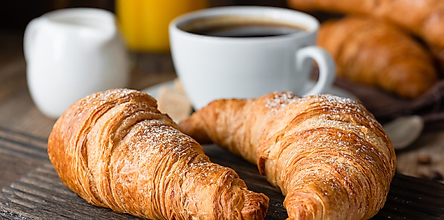 Frische Croissants mit Kaffee als französisches Frühstückserlebnis in Hamburg