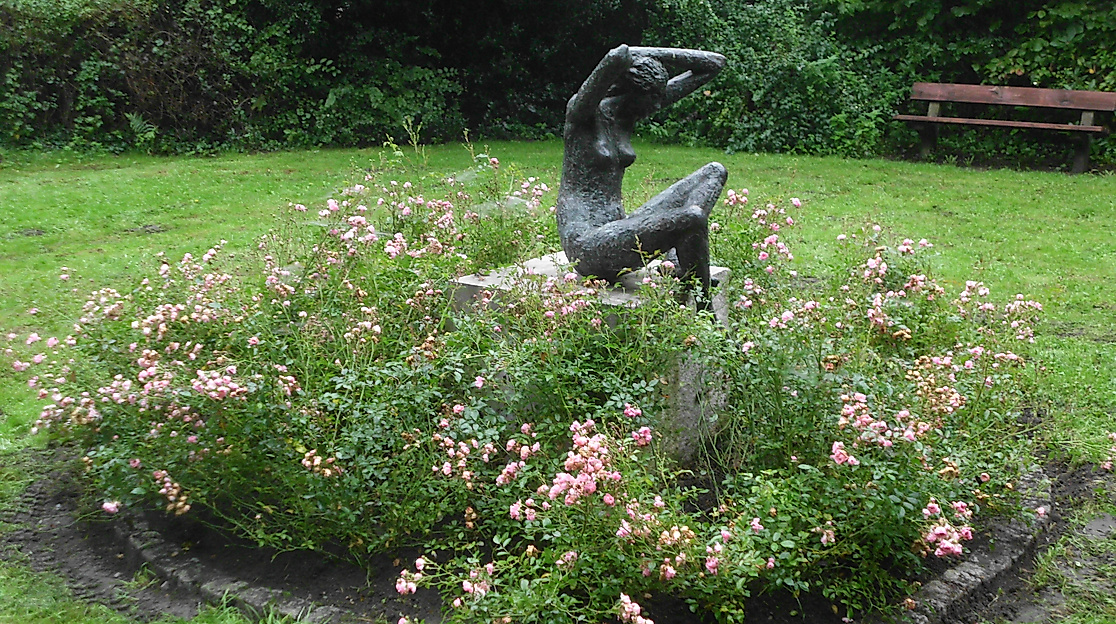 Skulptur "Schöne" im Rosenrondell im Herbst 2019