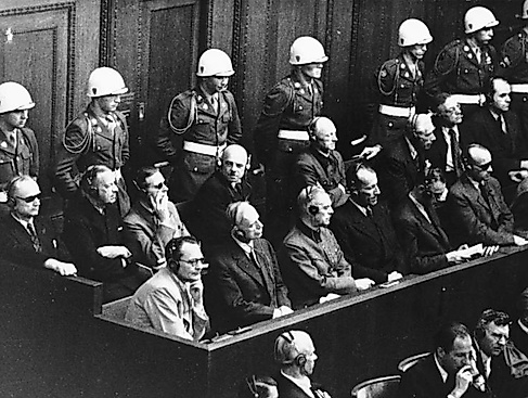 Strafprozess vor dem Internationalen Militärgerichtshof in Nürnberg vom 20.11.1945 bis 1.10.1946 gegen die Hauptkriegsverbrecher des NS-Regimes wegen Kriegsverbrechen, Verbrechen gegen den Frieden und gegen die Menschlichkeit; hintere Reihe links: Karl Dönitz