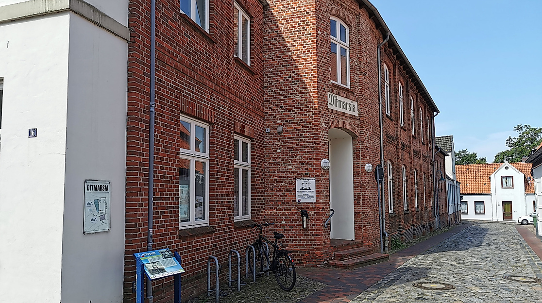 Politische Gespräche am Markttag
