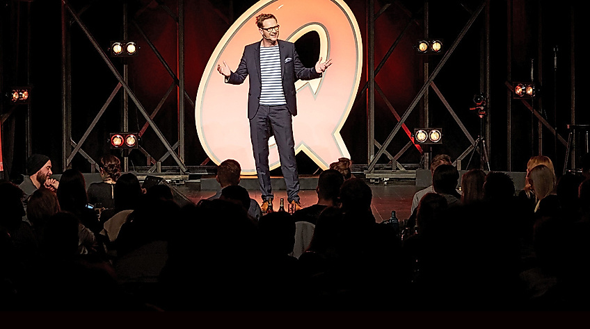 Quatsch Comedy Club Bühne mit einem Q im Zentrum