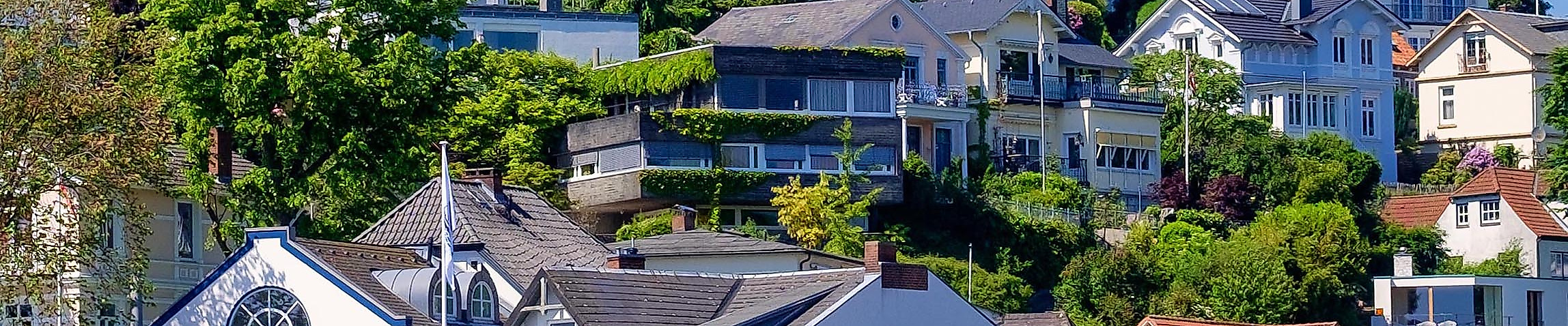 Weiß gestrichene Elbvillen am Hang in Blankenese mit mediterranem Flair und Blick auf die Elbe