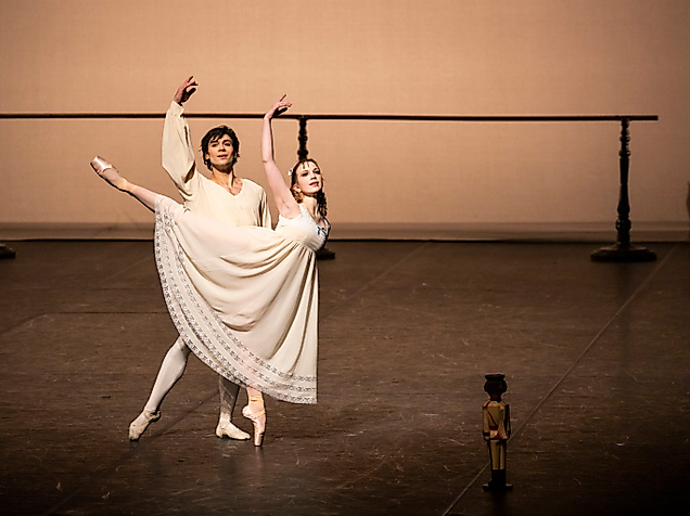 Zwei Tänzer:innen des Hamburg Ballett in Kostüm posieren anmutig bei Probe zum Nussknacker auf leerer Bühne