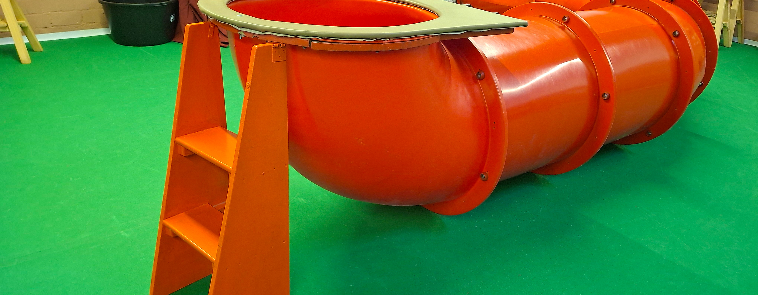 Orangefarbener Tunnel mit Leiter