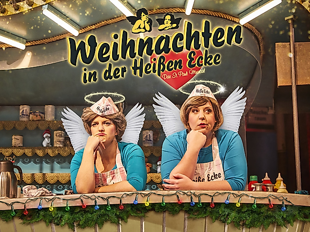 Weihnachten in der heißen Ecke: Zwei Frauen in Uniform hinter dem Tresen mit Engelsflügeln