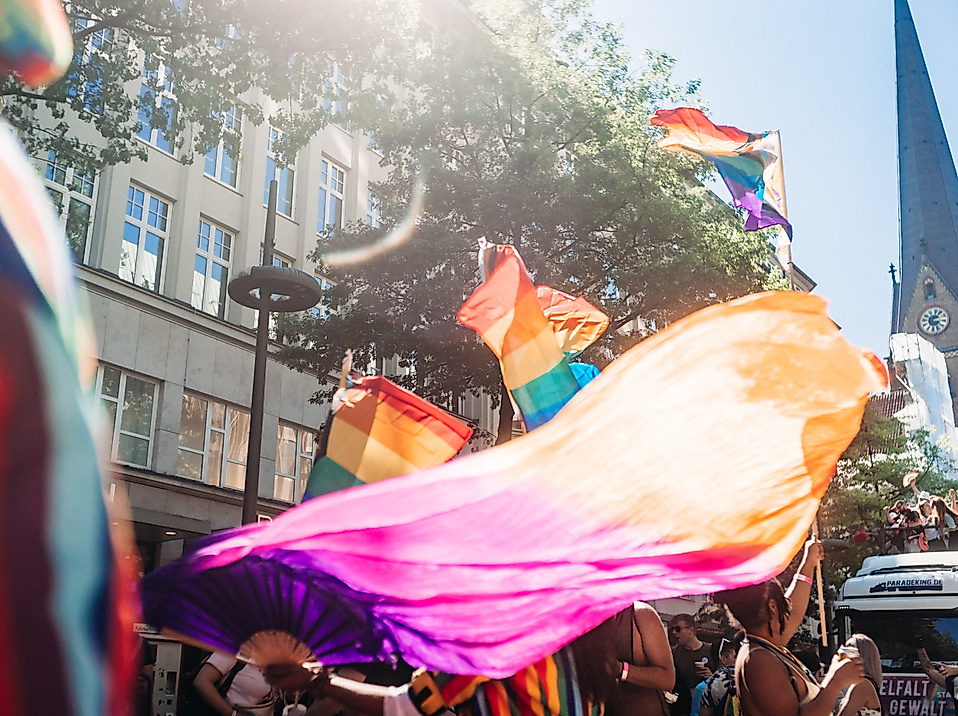 Große Pride-Flagge weht über der CSD-Parade in Hamburg – Zeichen für queere Sichtbarkeit und Vielfalt