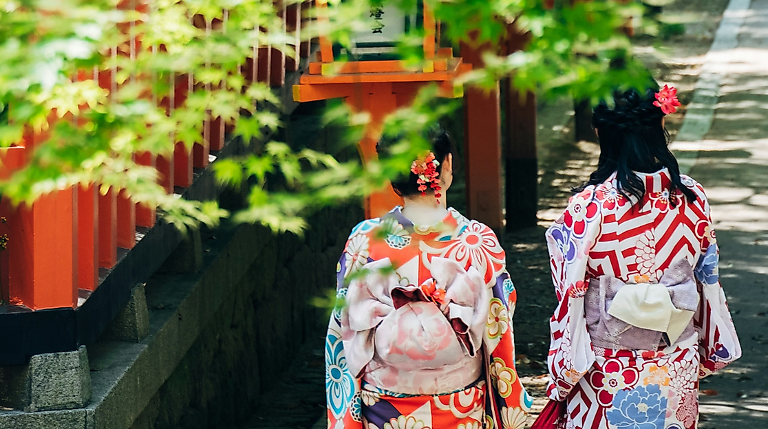 2 Frauen in Furisode beim Tempelbesuch