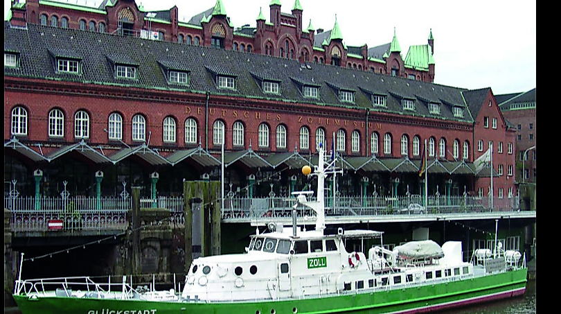 Zollkreuzer Glückstatt vor dem Museum in der Hafencity Hamburg
