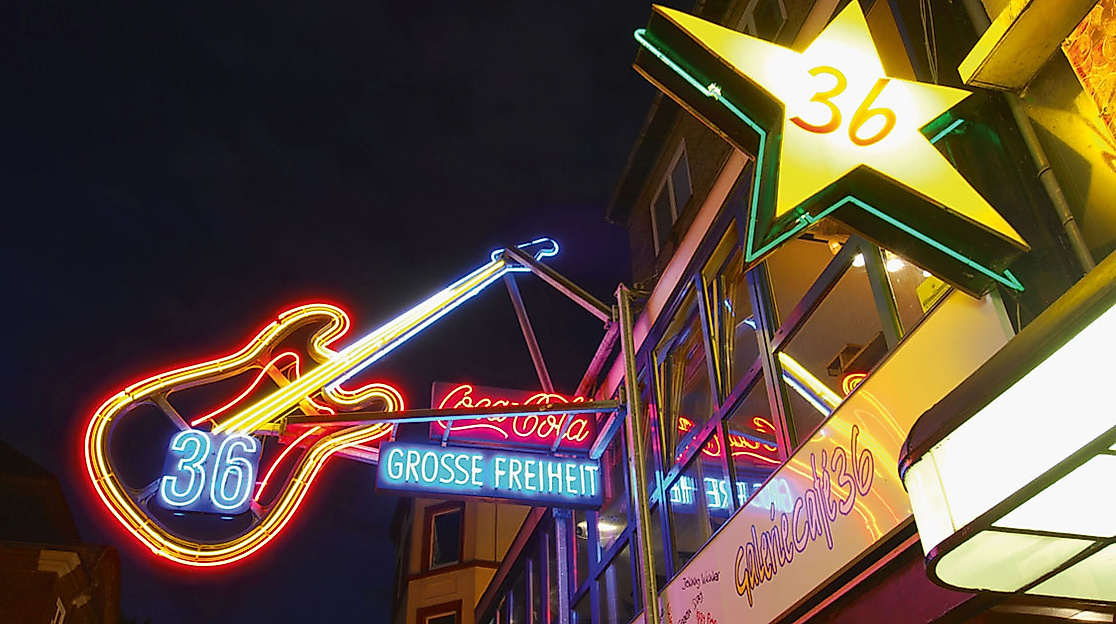 Leuchtreklame des Musikclubs Große Freiheit 36 auf St. Pauli mit Stern und Gitarre bei Nacht.