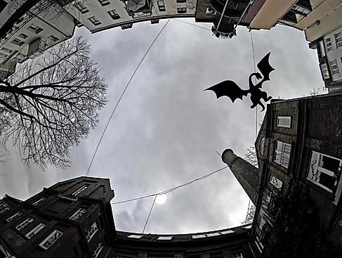 Hinterhof in Hamburg-St. Georg - Wohnt hier der Drache?