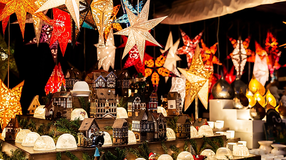Weihnachtsdekoration an einem Stand