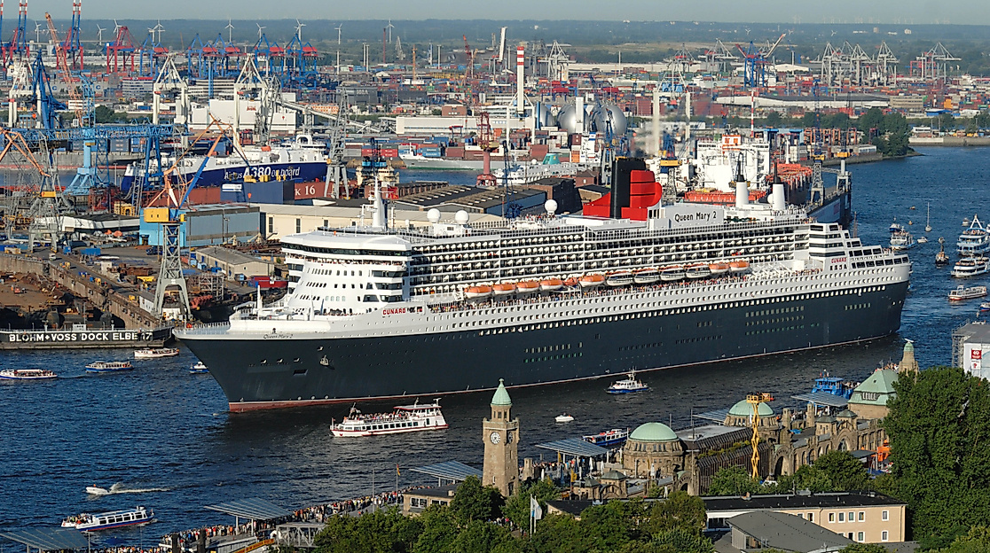 queen-mary-2-vor-den-landungsbruecken_c-2015-christian-spahrbier