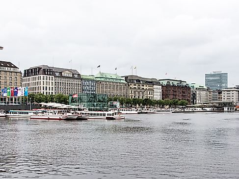 Treffpunkt: Flaggenplatz Jungfernstieg