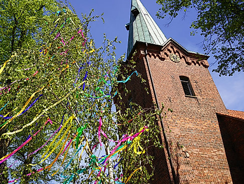 Maibaumaufstellen in Bad Bevensen