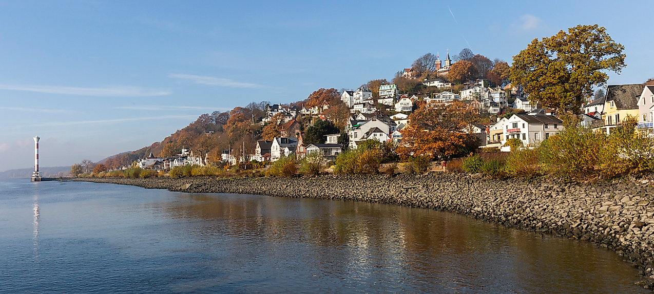 Herbstlicher Blick auf das Treppenviertel in Hamburg-Blankenese mit Elbufer und Leuchtturm