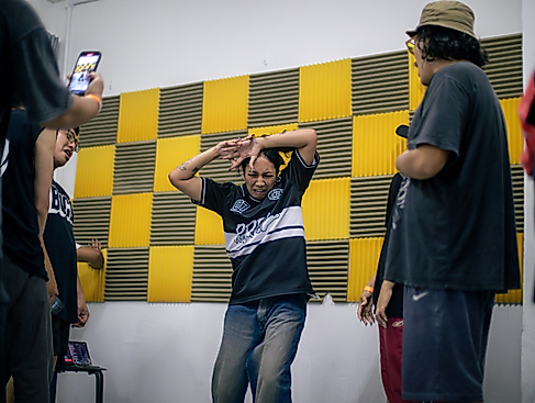 Mehrere Tänzer*innen auf einem Bild, in der Mitte tanzt eine Krump Tänzerin.