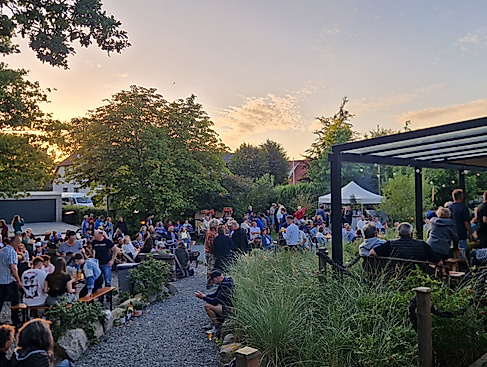 Abendstimmung im gut besuchten Biergarten