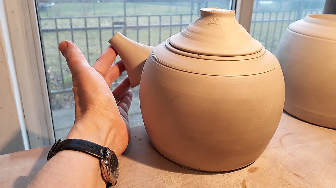 So entsteht eine Teekanne aus Steinzeugton. Der Deckel muss noch abgedreht werden und der Henkel fehlt auch noch.