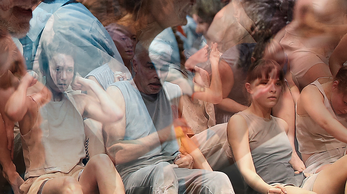 Drei Fotos von verschiedenen Menschengruppen sind transparent übereinander gelegt. Einige lächeln sich an, manche Sitzen, einige Nahaufnahmen von Gesichtern sind dabei.