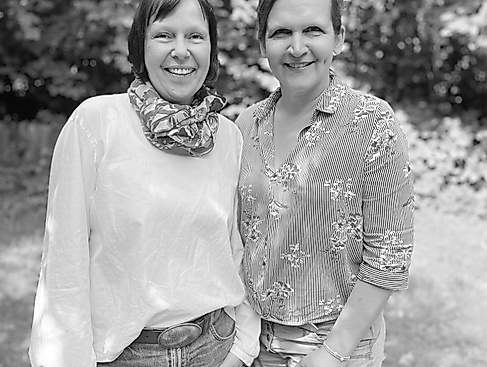 Katrin Zimmermann und Christine Falk laden zum Freiwilligentreff ein.