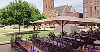 hofbraeu-wirtshaus-am-speersort_aussenterrasse-blick-richtung-innenstadt_c-2020_hofbraeu-wirtshaus
