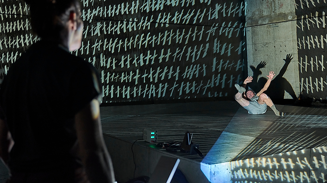 Eine Frau flieht vor einer Nachricht