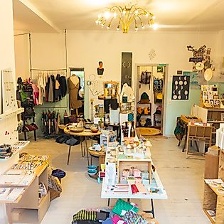Innenraum des Laden Quiddje Design in Hamburg mit handgefertigten Produkten und kreativer Einrichtung
