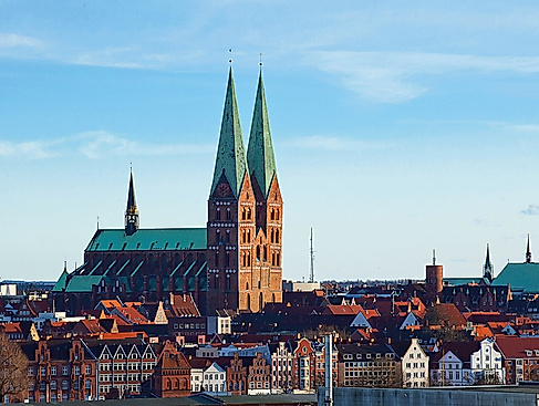 Benefiz-Kirchenführung für die 7-Türme, Treffpunkt am Holstentor, Ziel: Jakobikirche