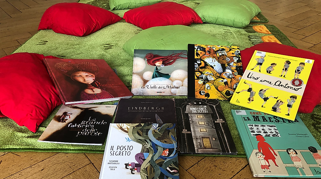 Storie in valigia_libri sul tappeto