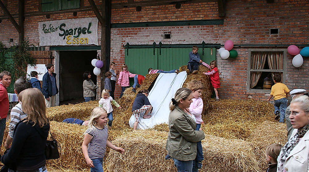 Der beliebte Strohtobeberg bei Niemanns Spargelfest