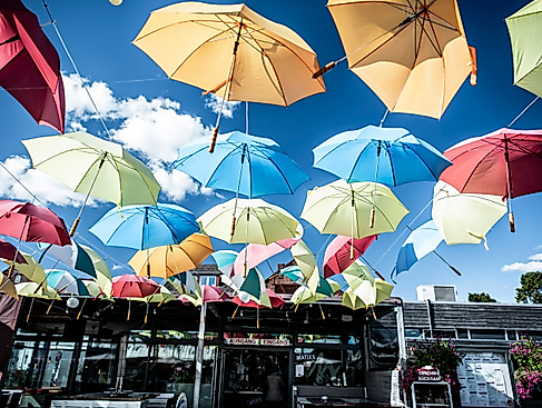 Schwebende Regenschirme über dem Café