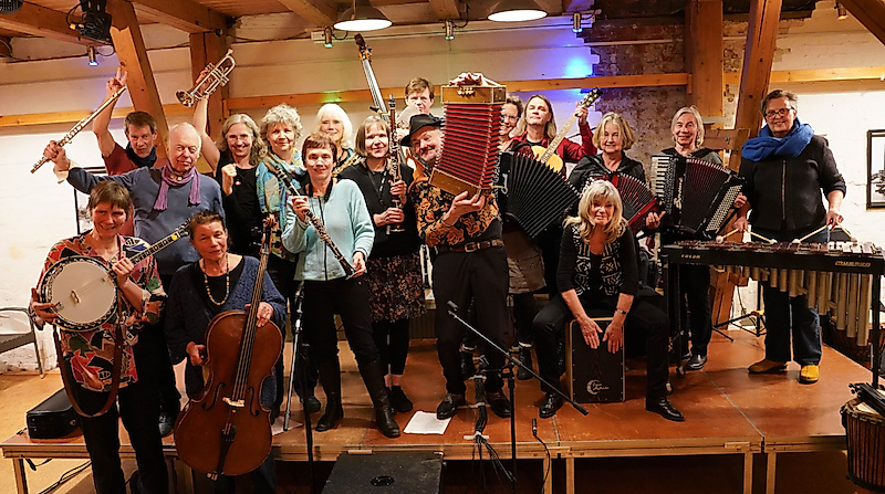 Die LoLa Band - Wilde Weltmusik