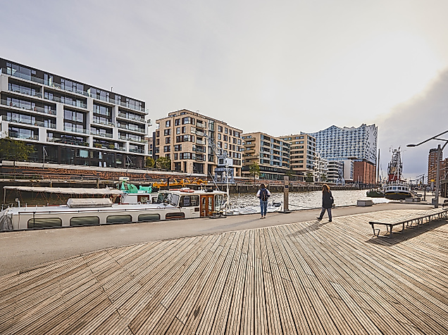 Promenade am Sandtorhafen in der HafenCity Hamburg mit Schiffen und historischen Hafenkränen